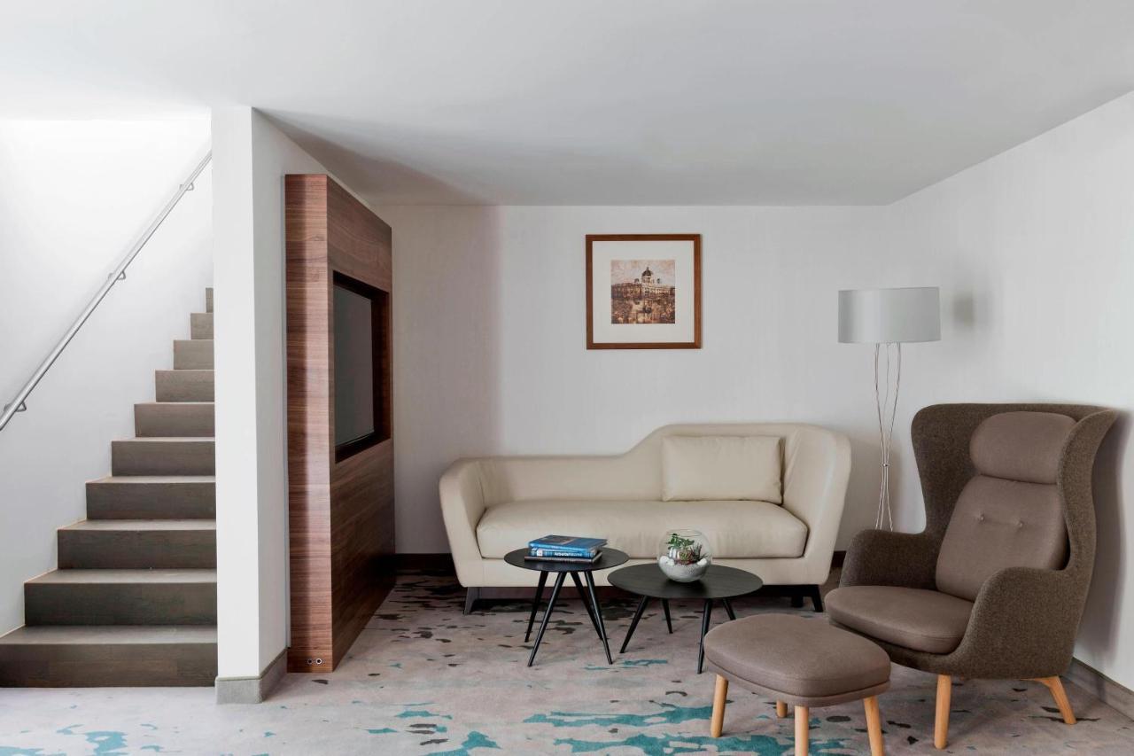 ウィーン マリオット ホテル エクステリア 写真 A living room in a hotel