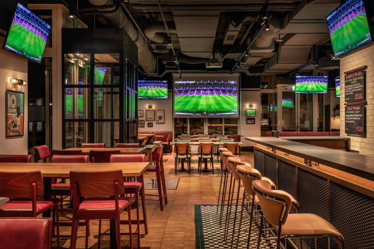 ウィーン マリオット ホテル エクステリア 写真 Interior of a typical Buffalo Wild Wings restaurant