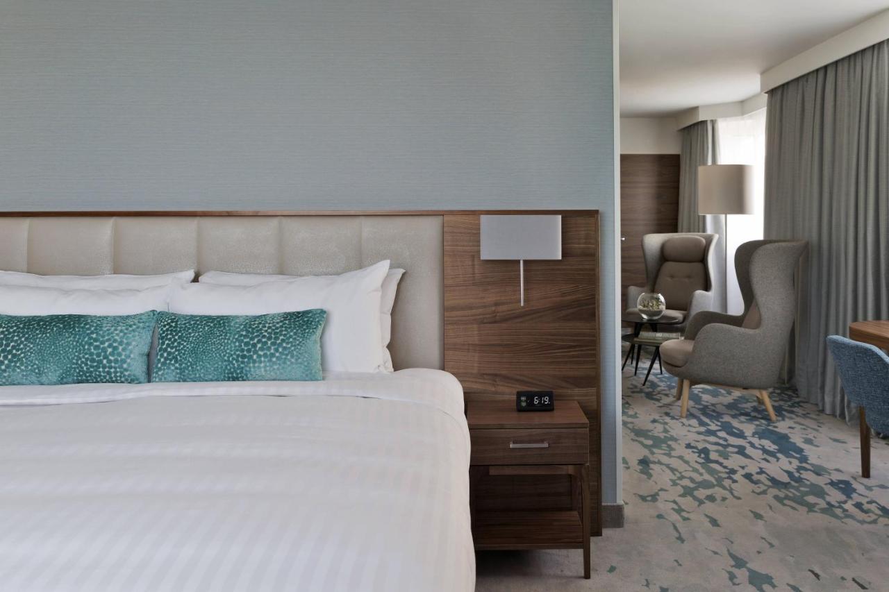 ウィーン マリオット ホテル エクステリア 写真 A bedroom at the hotel