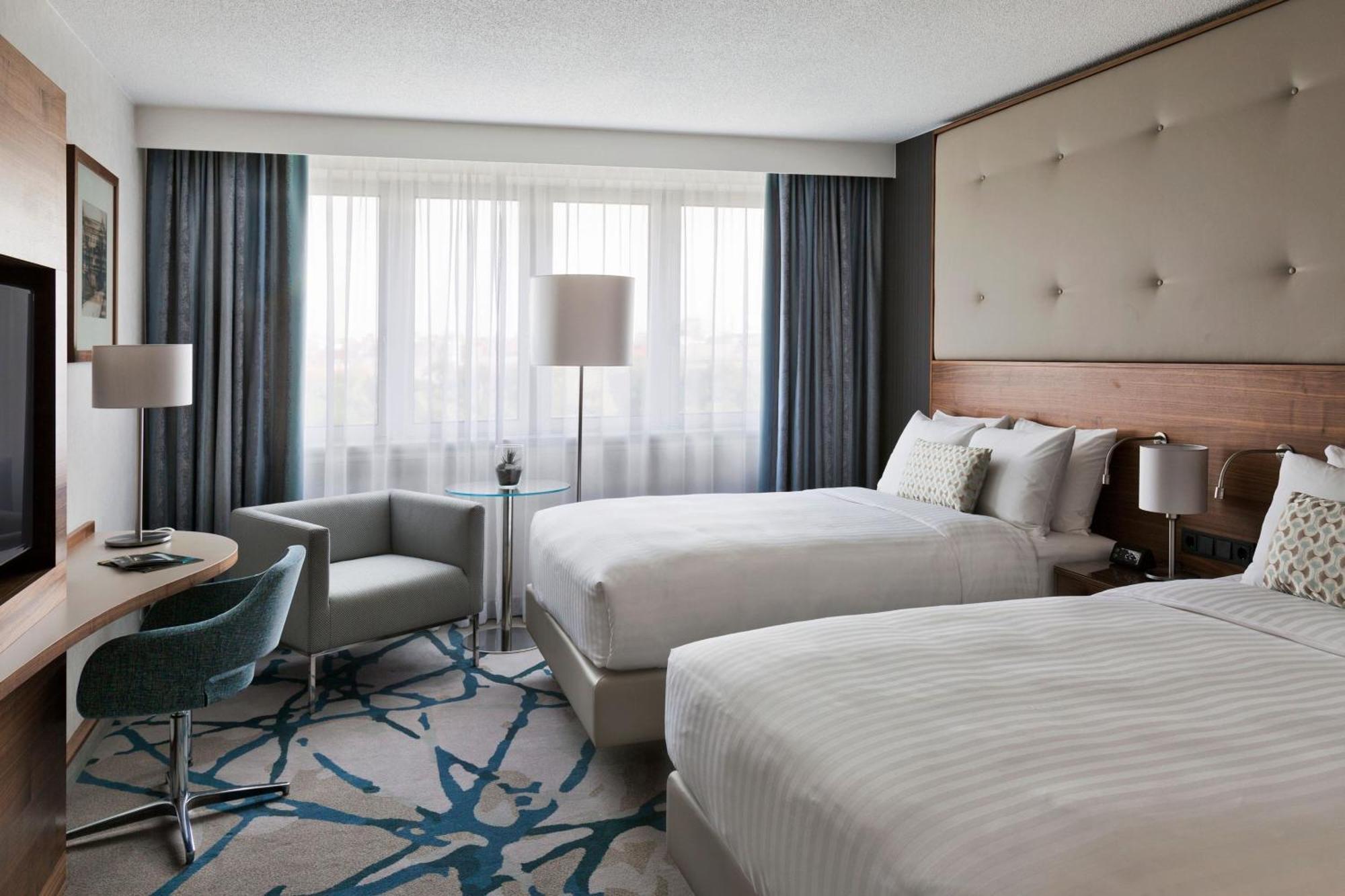 ウィーン マリオット ホテル エクステリア 写真 A guest room at the Hilton London Heathrow